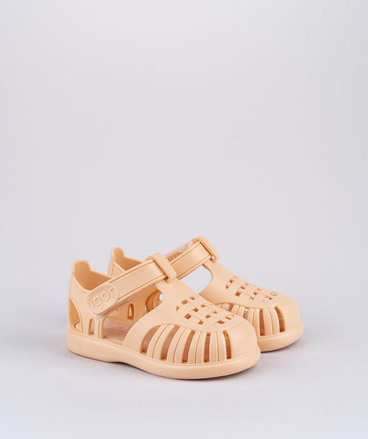 A pair of unisex jelly sandals by Igor, style Tobby, in Apricot with velcro fastening. Angled view of right side.