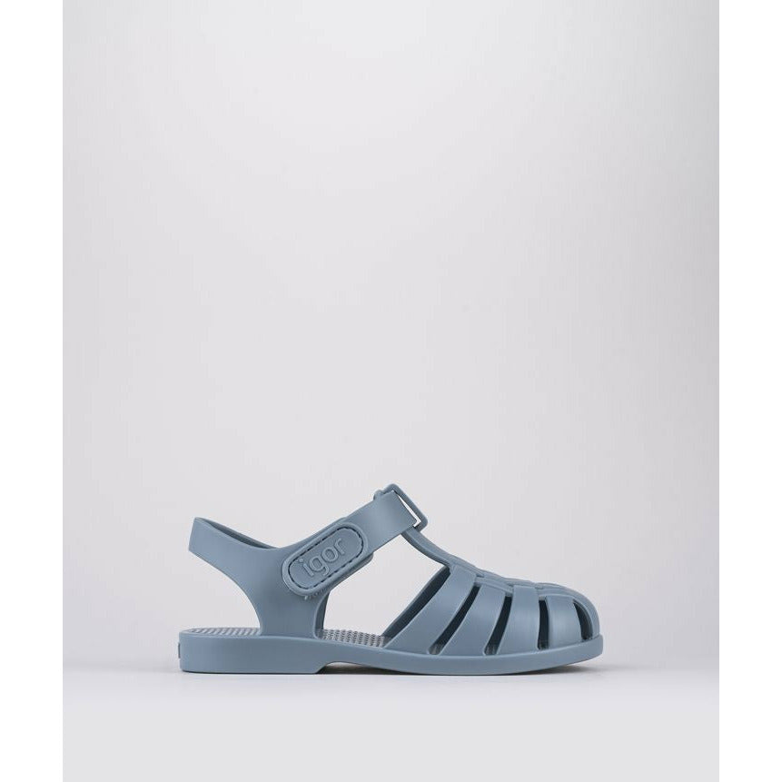 A unisex closed toe sandal by Igor,style Clasica, in blue with velcro fastening. Right side view.