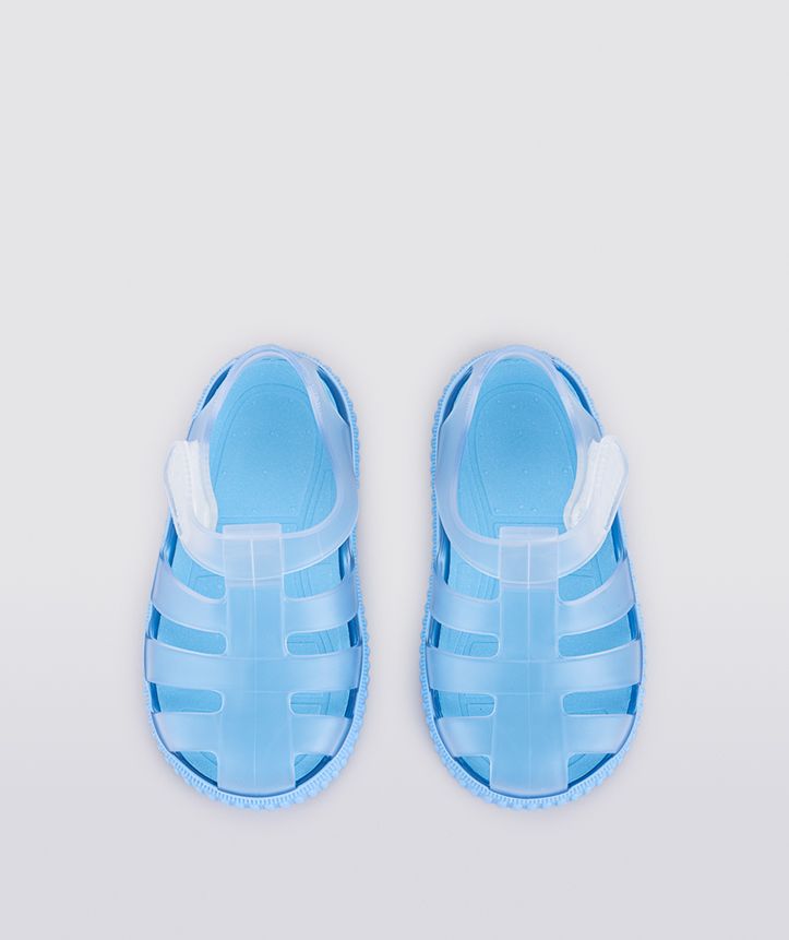 A unisex jelly shoe by Igor, style Nico Cristal, in clear with a blue sole and velcro strap. Above view.
