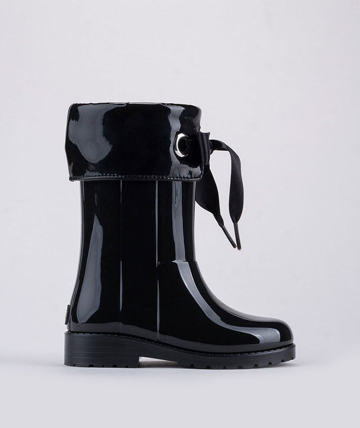 A girls welly by Igor, style Campera, in black gloss. Right side view.