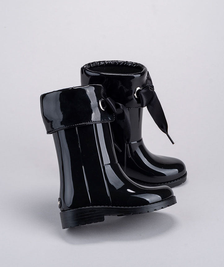 A pair of girls wellies by Igor, style Campera, in black gloss. Right side view.