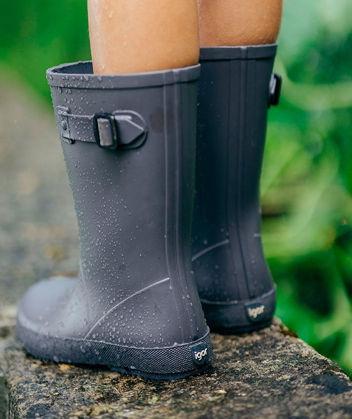 A child in a pair of unisex wellies by Igor, style Splash Euri ,in grey. Back view.