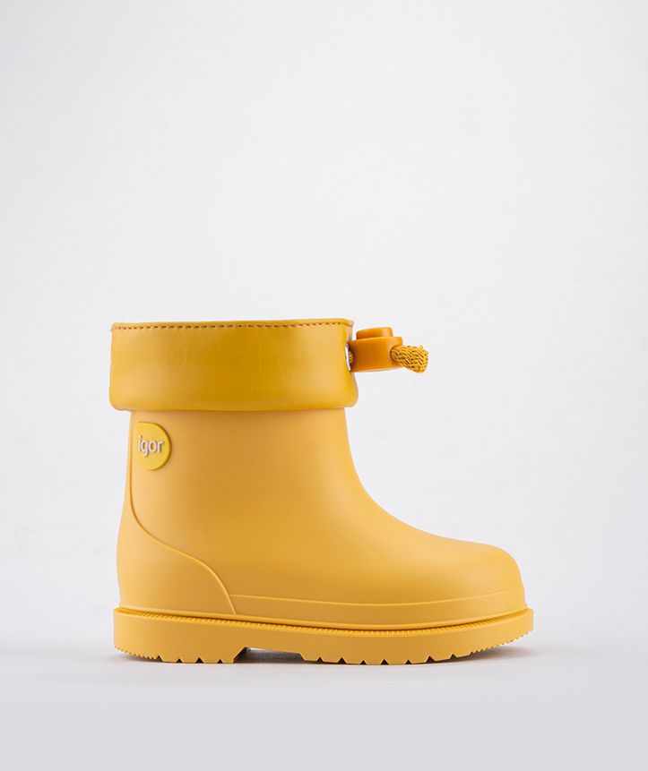 A unisex wellington boot by Igor. Style is Bimbi Euri in yellow with front toggle adjuster. Right side view.