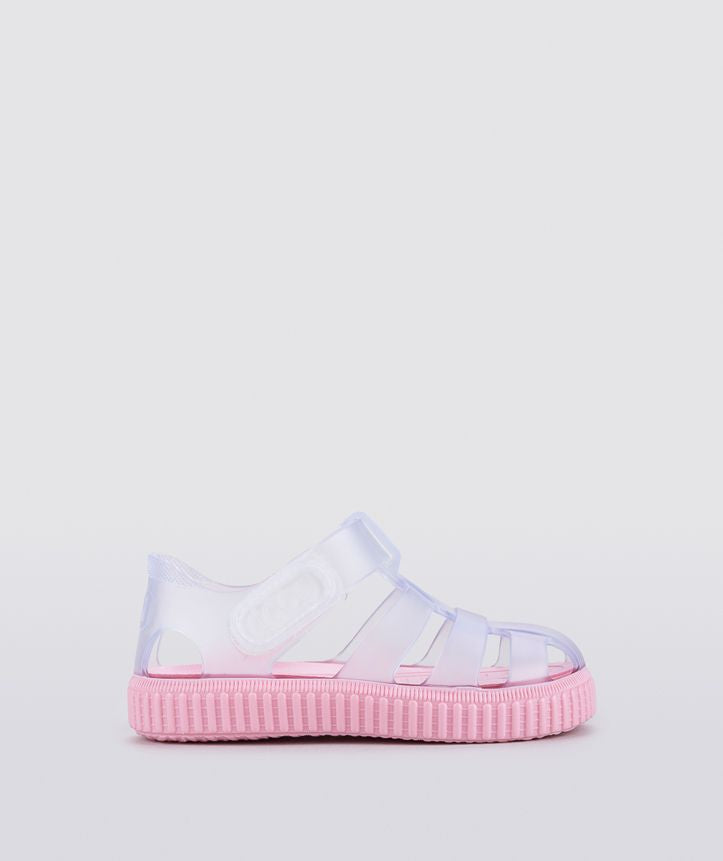 A girls Jelly shoe by Igor, style Nico Cristal, in clear with a pink sole, velcro fastening. Right side view.