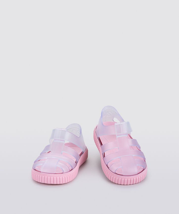 A girls Jelly shoe by Igor, style Nico Cristal, in clear with a pink sole, velcro fastening. View of a pair.