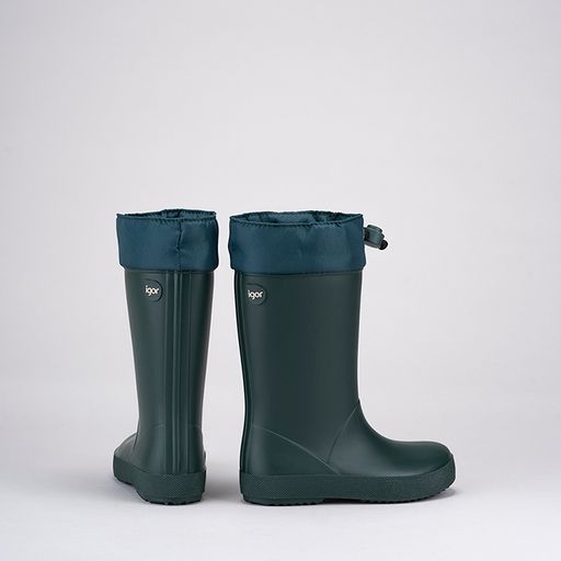 A unisex wellington boot by Igor. Style is Splash Cole in green with front toggle calf adjust. Back view of a pair.